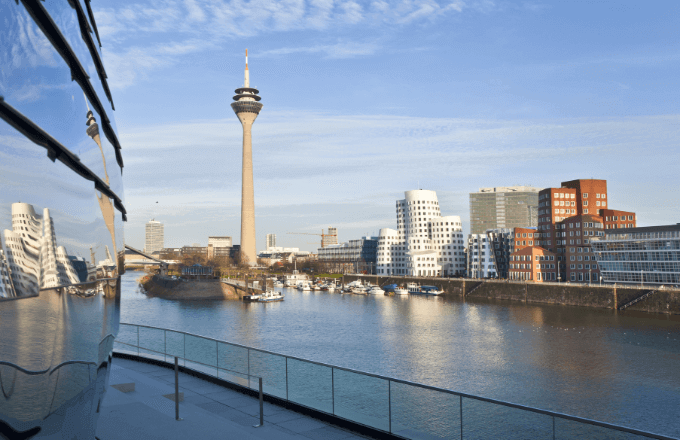 Blick auf die Stadt und den Hafen von Düsseldorf sowie auf den Rheinturm