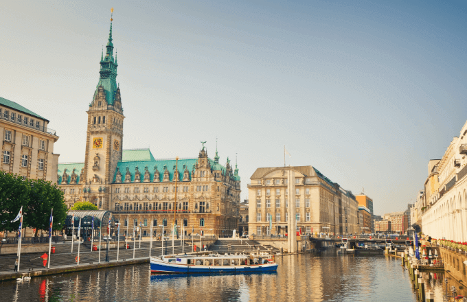 Blick auf die Hamburger Innenstadt mit der Elbe und dem Rathaus