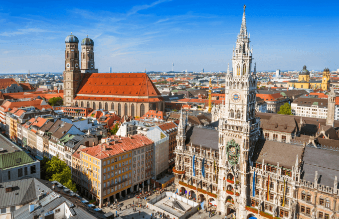 Vogelperspektive der Münchner Innenstadt mit Marienplatz und Rathaus