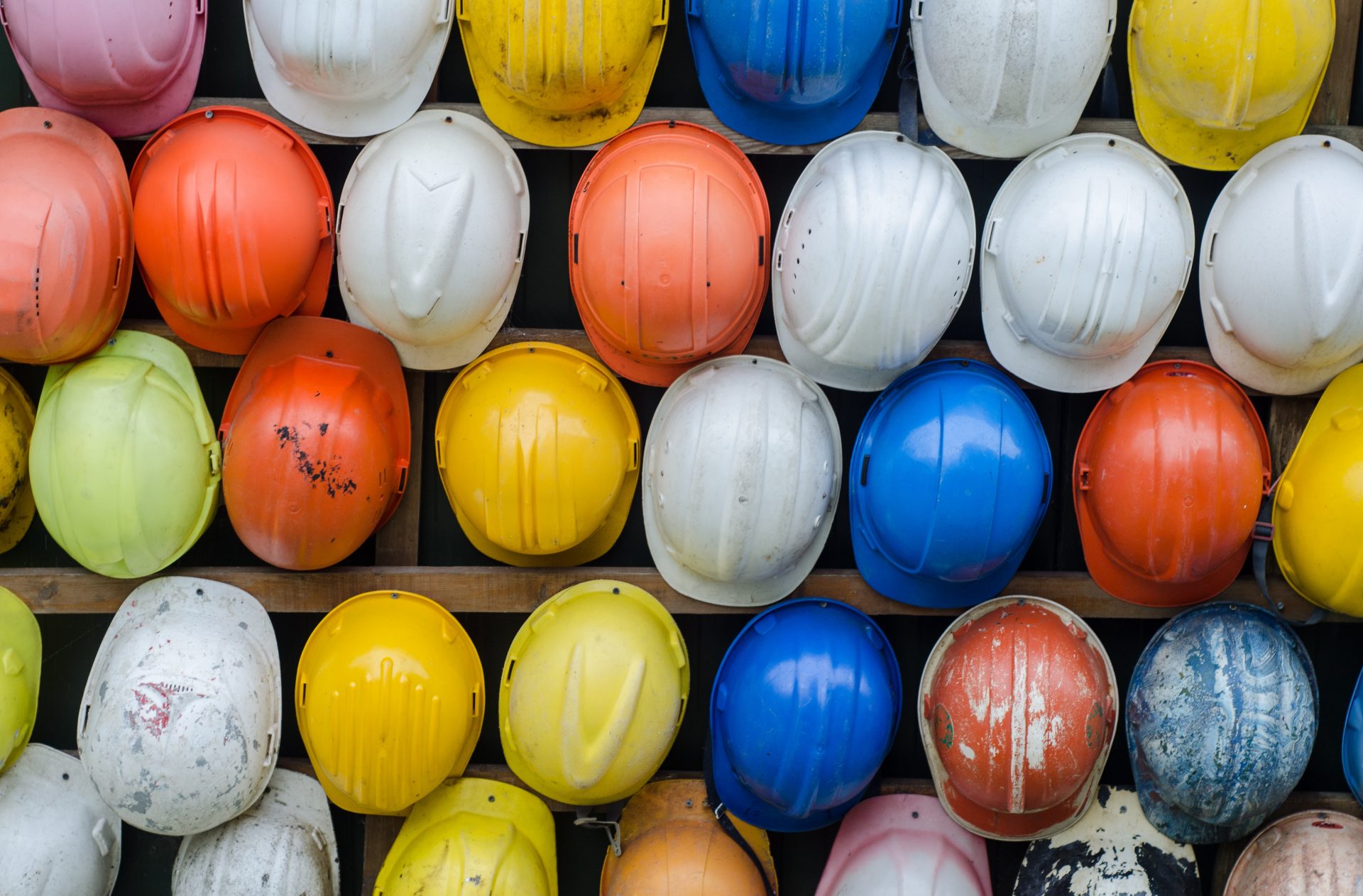 disposition de casque de chantier d'ouvrier dans le bâtiment