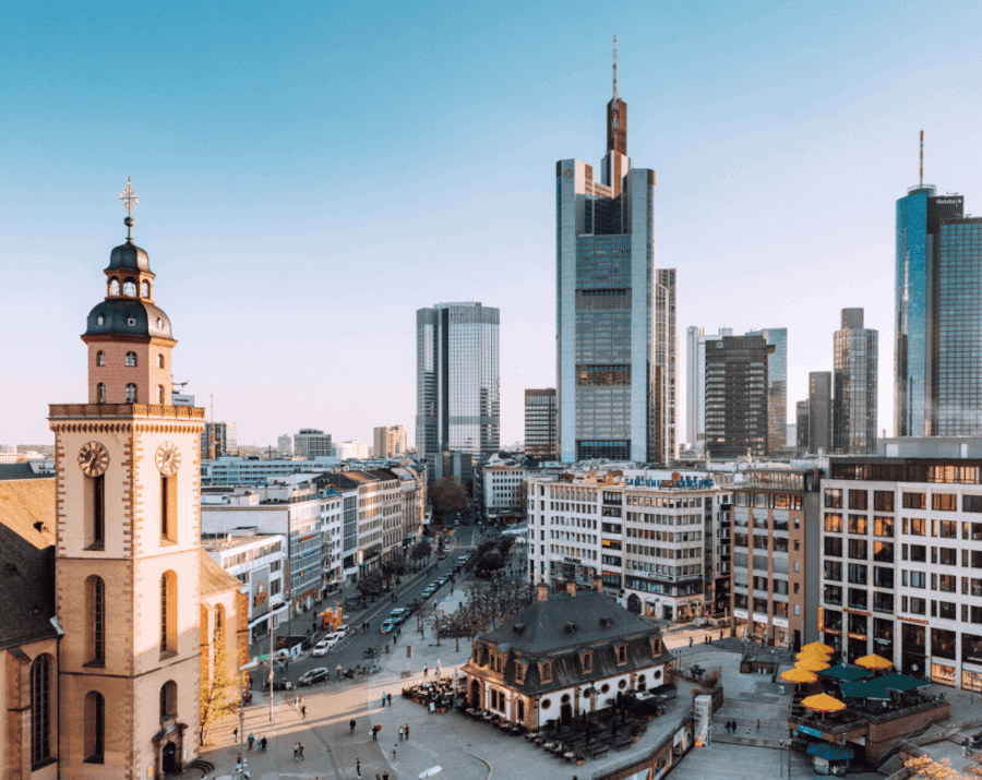 Blick auf die Frankfurter Innenstadt und die Wolkenkratzer im Hintergrund