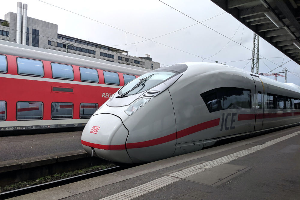 train à grande vitesse ICE de la Deutsche Bahn en gare