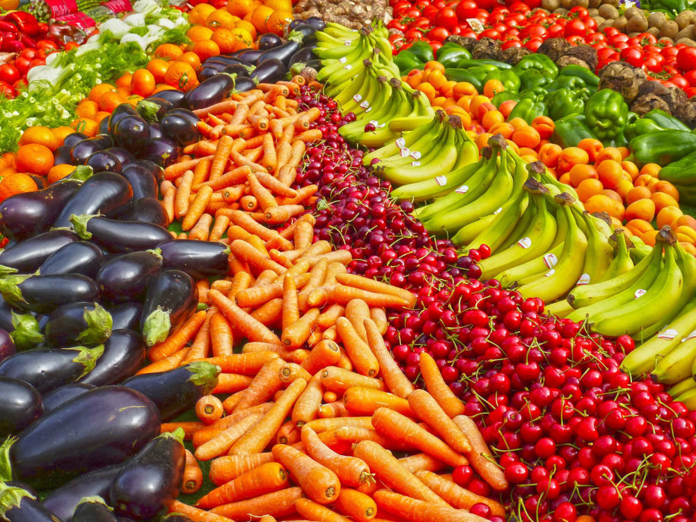 Etalage de fruits et légumes colorés dans un marché agroalimentaire allemand