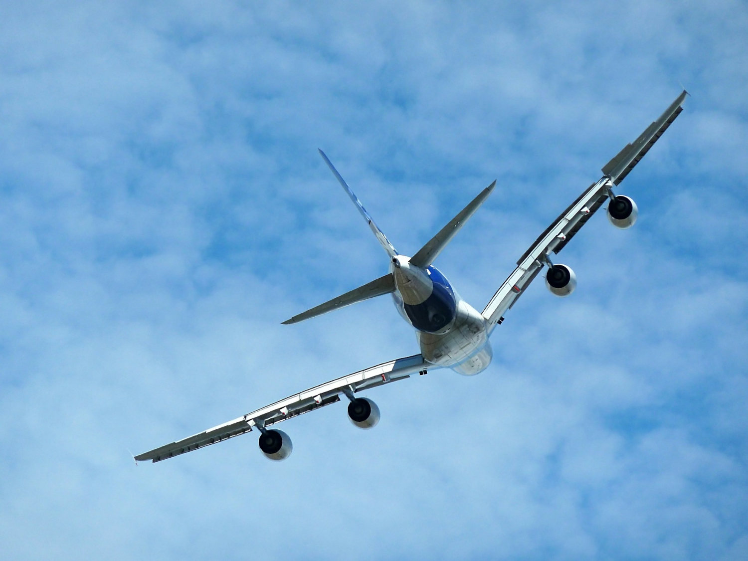 avion en vol dans un ciel bleu après un décollage dans le secteur aéronautique allemand