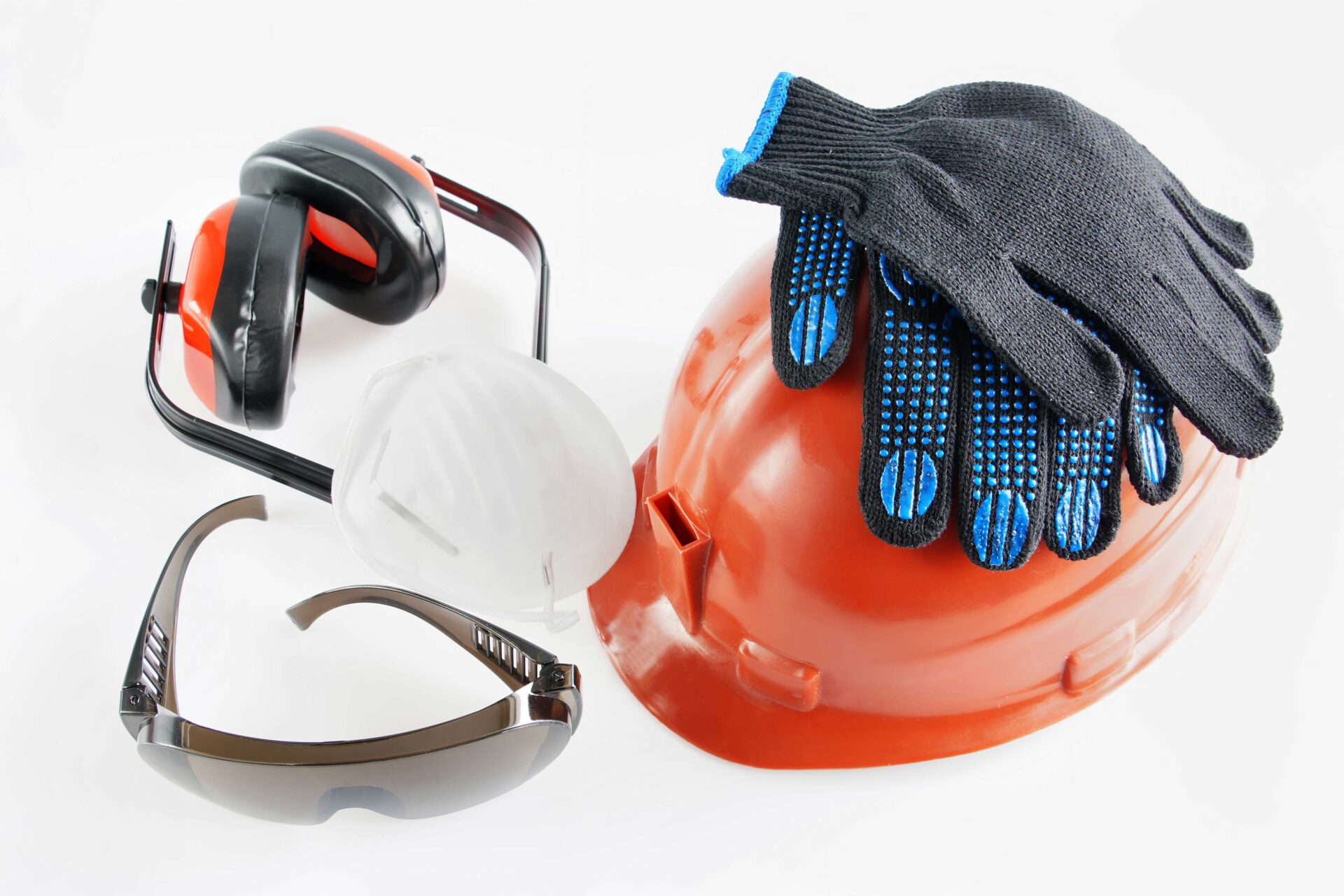 Secteur des EPI en Allemagne soit des équipements de protection de chantier avec un casque, des gants, des lunettes de protection et un casque anti-bruit