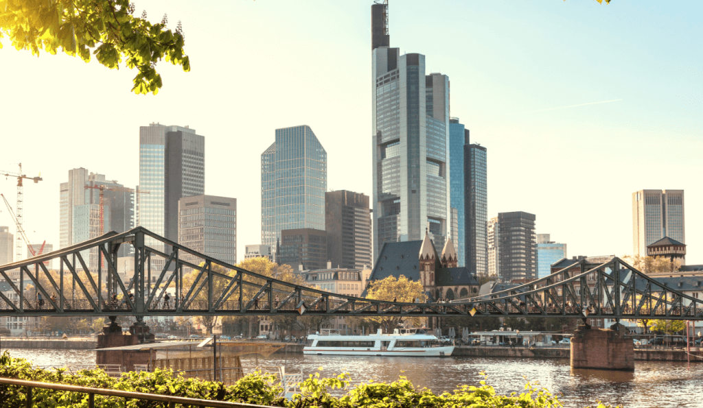 Blick auf die Stadt Frankfurt mit der Flößerbrücke und Wolkenkratzern im Hintergrund wie eine Business Center