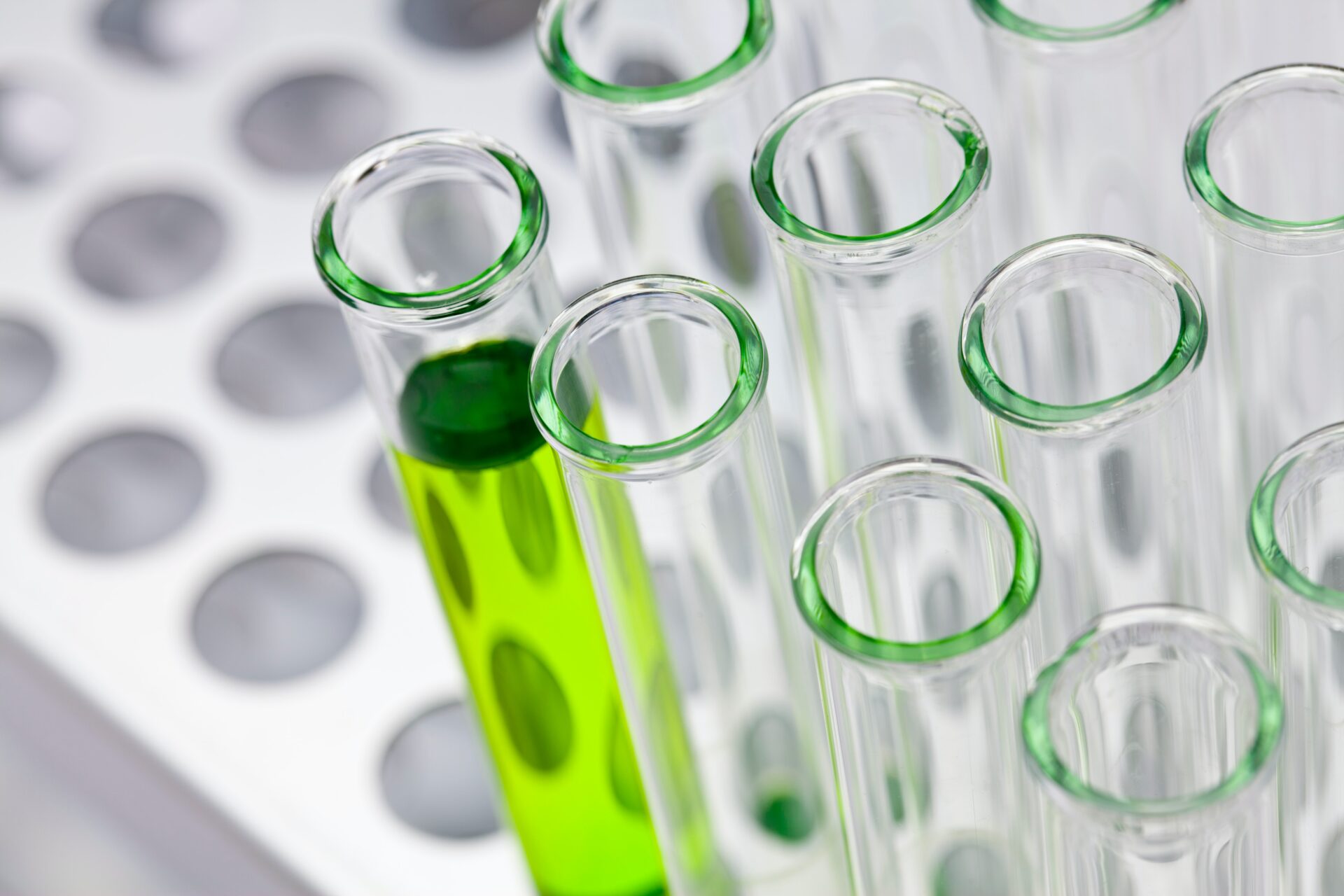 expérience scientifique en chimie avec un liquide vert dans des tubes à essai dans le secteur de la chimie allemand