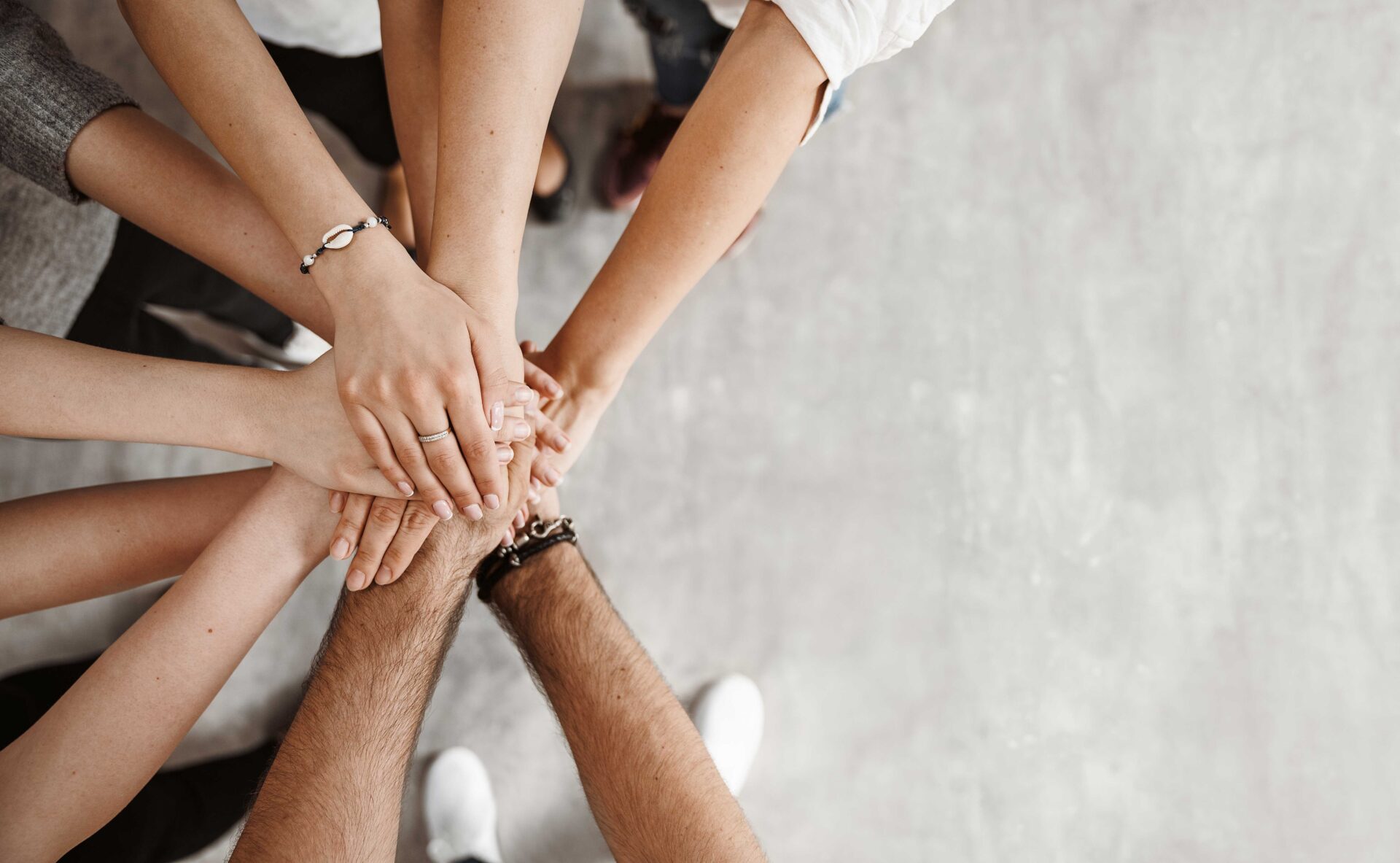 groupe de personnes en position de cris d'équipe avec les mains au centre