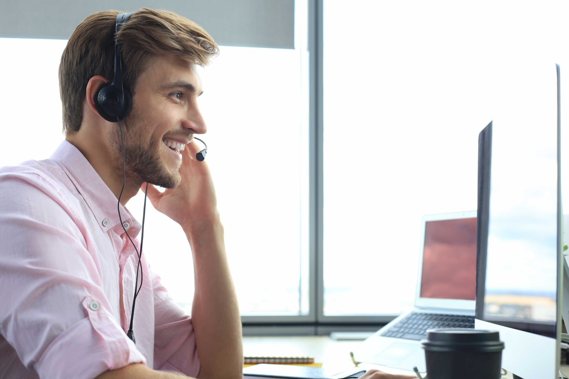 https://www.ccifrance-allemagne.fr/wp-content/uploads/2021/02/homme_casque_telephone-scaled.jpg