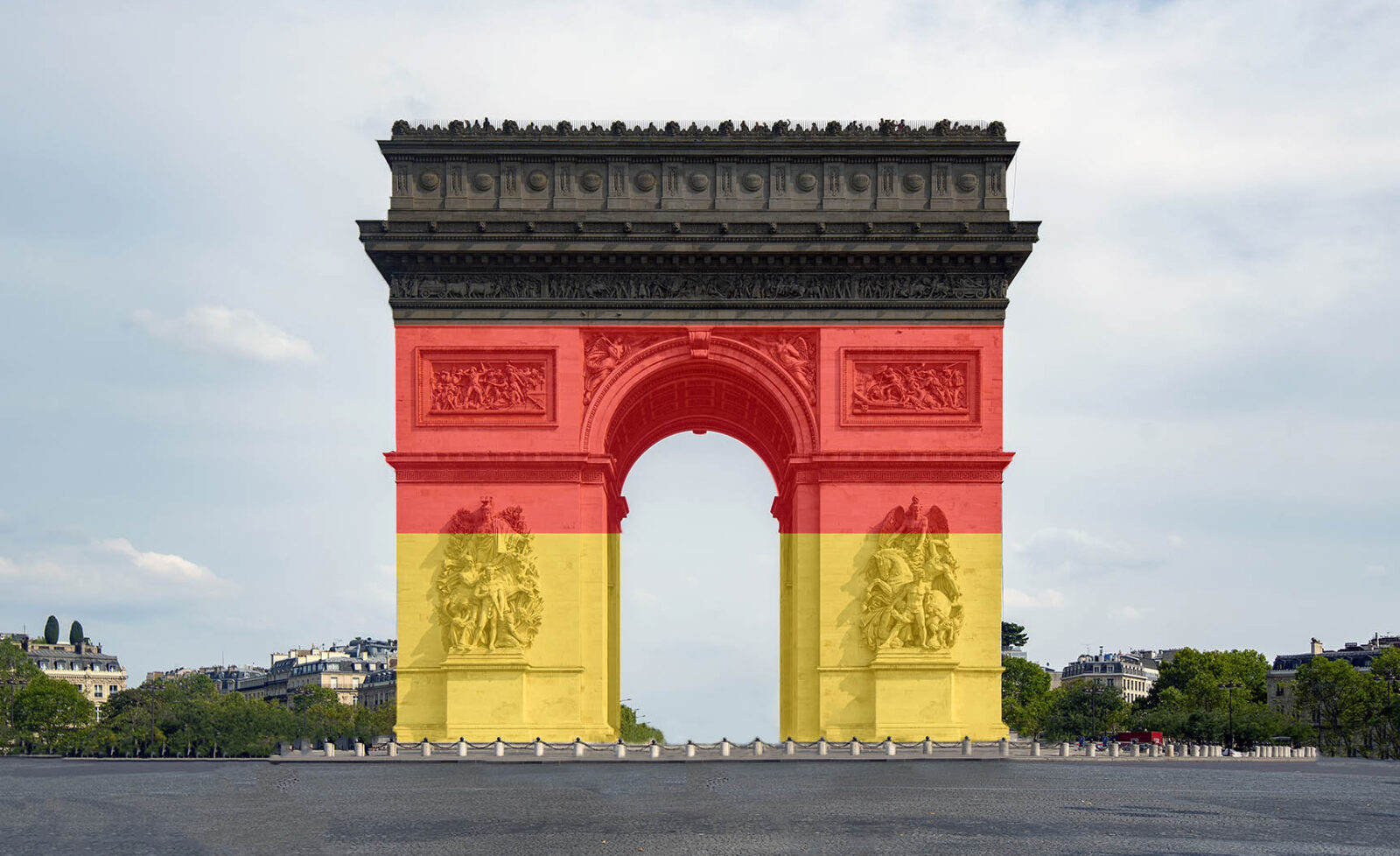 der Arc de Triomphe in Paris mit einer deutschen Fahne als Symbol für deutsche Unternehmen in Frankreich