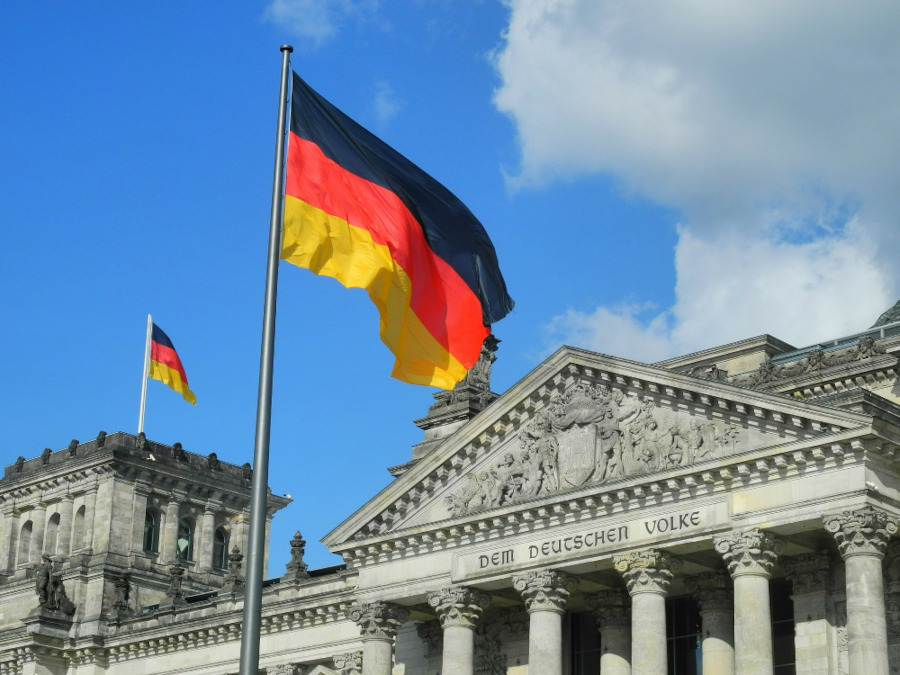 Der Berliner Reichstag mit einem deutsche Flagge